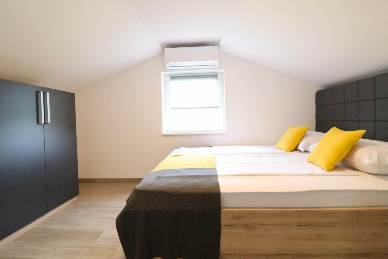 Brand New Apartment In Малинська Екстер'єр фото
